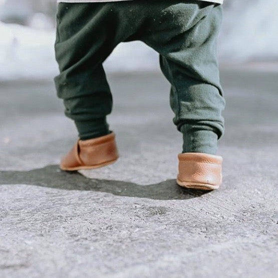 toddler boy walking in zero-drop brown  baby shoes